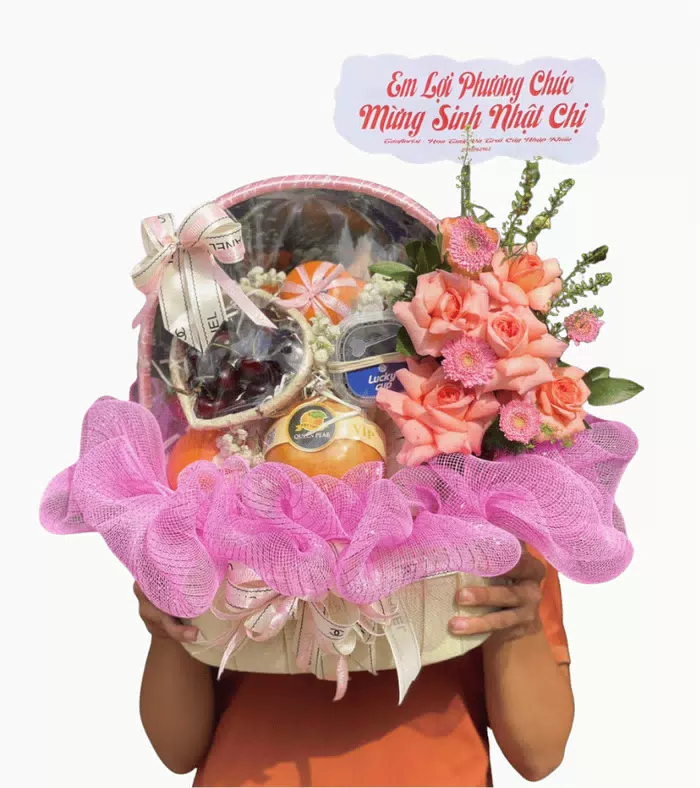 Giỏ trái cây phối hoa hồng