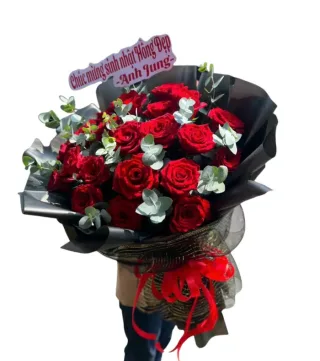 Bó hồng đỏ giấy đen