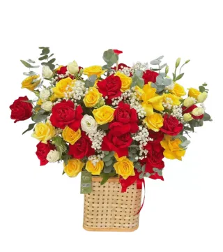 Giỏ hồng đỏ và vàng phối hoa trắng nhỏ