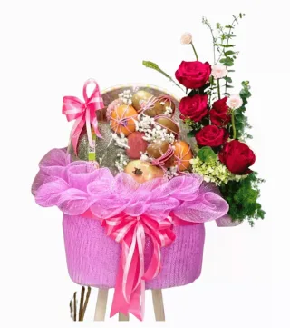 Giỏ trái cây phối hoa hồng
