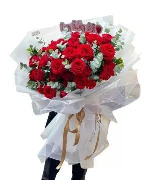 Bó hồng đỏ phối lá xanh