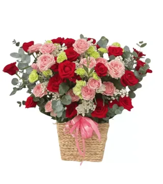 Giỏ hồng đỏ và hồng phấn