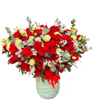 Chậu hoa hồng đỏ phối hoa kem vàng