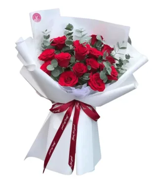 Bó hồng đỏ phối lá bạc