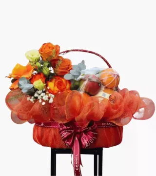 Giỏ trái cây phối hoa hồng