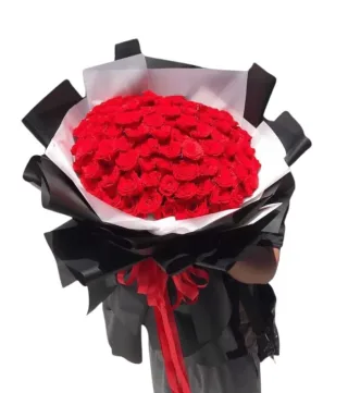Bó hồng đỏ tròn giấy đen