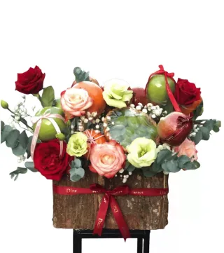 Giỏ trái cây phối hoa hồng