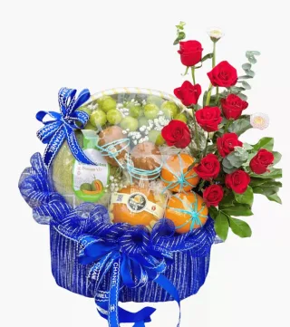 Giỏ trái cây phối hoa hồng