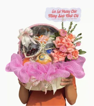 Giỏ trái cây phối hoa hồng
