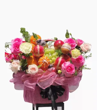 Giỏ trái cây phối hoa hồng
