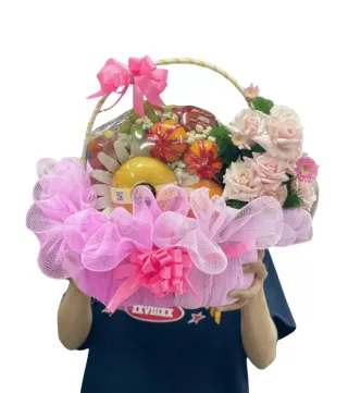 Giỏ trái cây phối hoa hồng