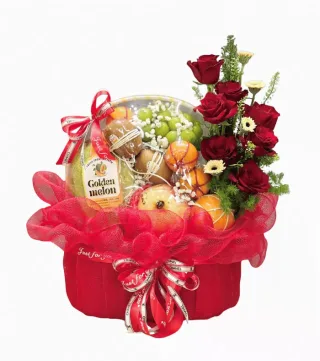 Giỏ trái cây phối hoa hồng