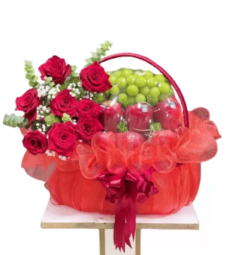 Giỏ trái cây phối hoa hồng