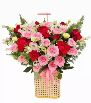 Giỏ hồng đỏ và hồng phấn phối hồng kem