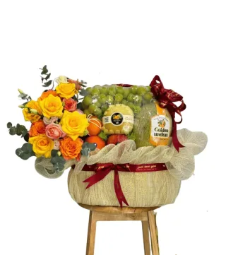 Giỏ trái cây phối hoa hồng