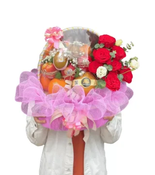 Giỏ trái cây phối hoa hồng