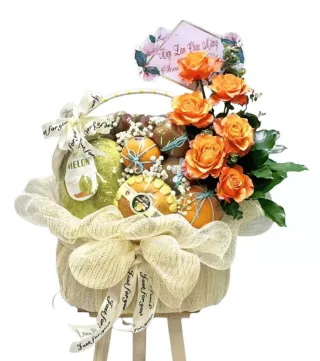 Giỏ trái cây phối hoa hồng